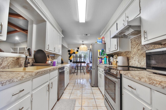 Building Photo - 5625 Amherst St