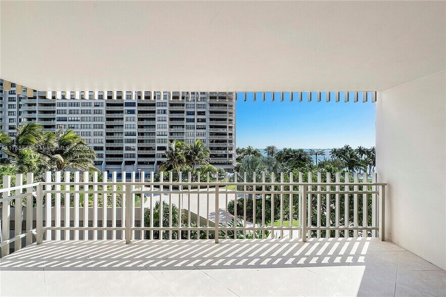 Building Photo - 2 Grove Isle Dr