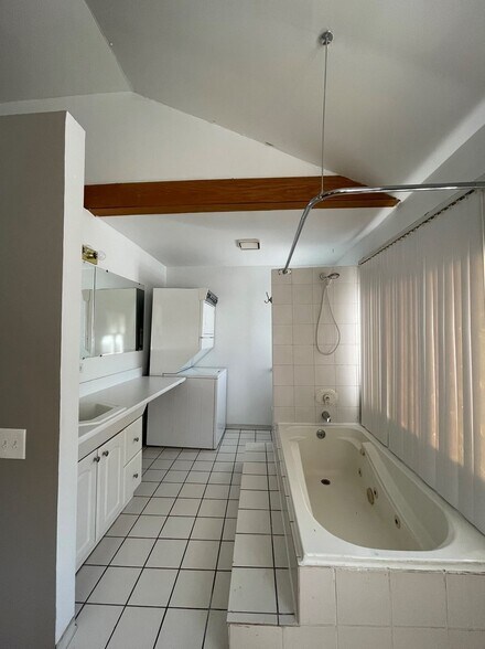 Building Photo - 2321 W Belmont Ave