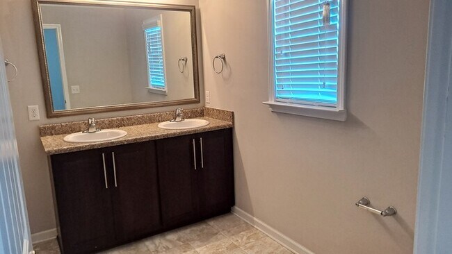 Building Photo - Spacious 3 Bed 2.5 Bath Townhome