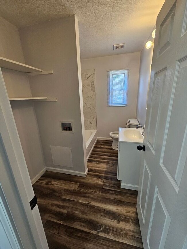 Building Photo - 2BD/1BA Unit in Newton!