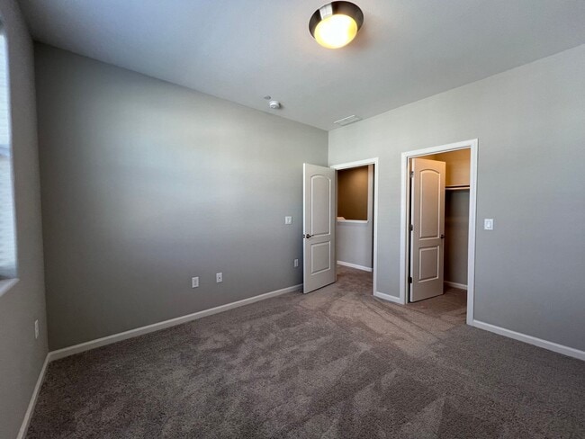Building Photo - Modern! 3/2.5/2 Townhome in Minden