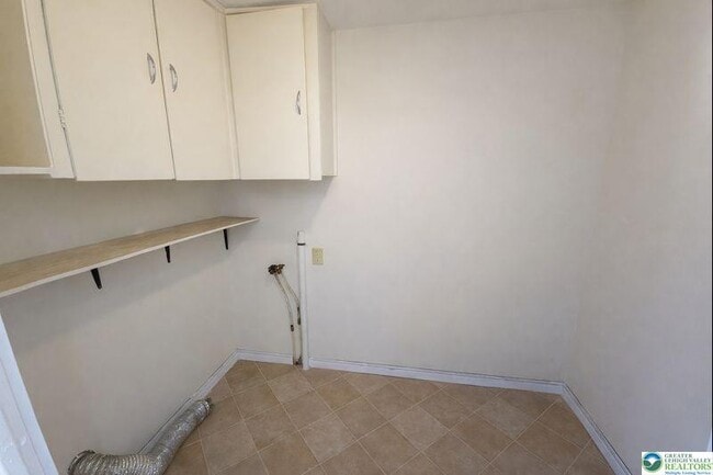 Building Photo - 221 Oak St