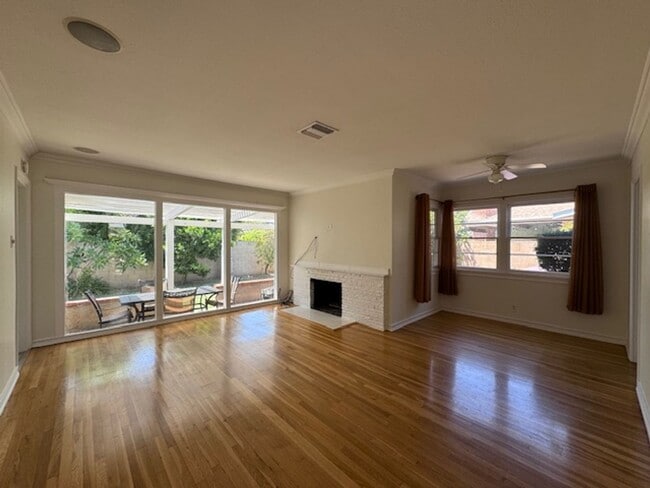 Building Photo - 3 bed & 2 bath home in EAST side Long Beach