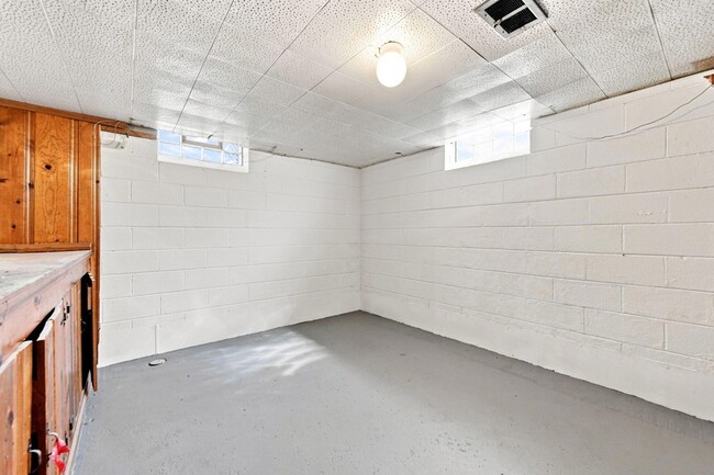 Building Photo - 11386 Hemingway St