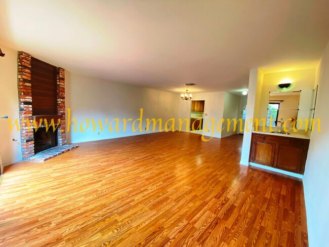 Building Photo - Spacious Townhouse condo with central A/C,...