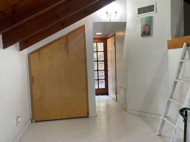 Building Photo - Adorable cottage!