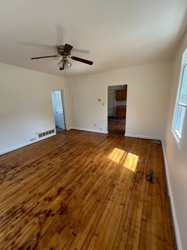 Building Photo - 2 bed 1 bath located right off Brady St