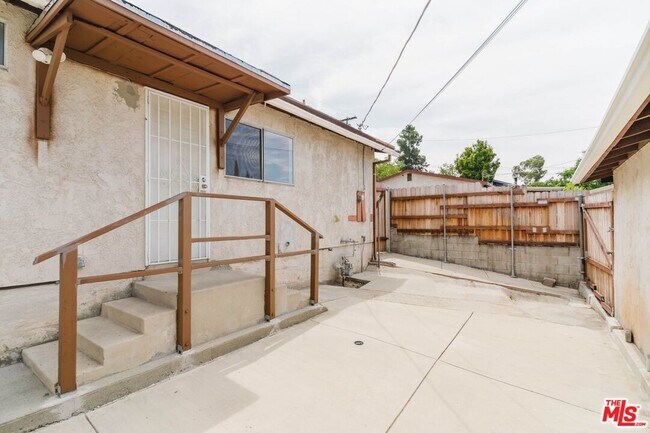 Building Photo - 10539 Samoa Ave