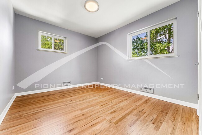 Building Photo - Charming Updated home with Garage and Cent...