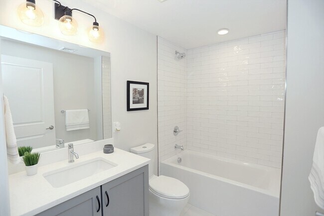 Building Photo - 336 Chelsea St