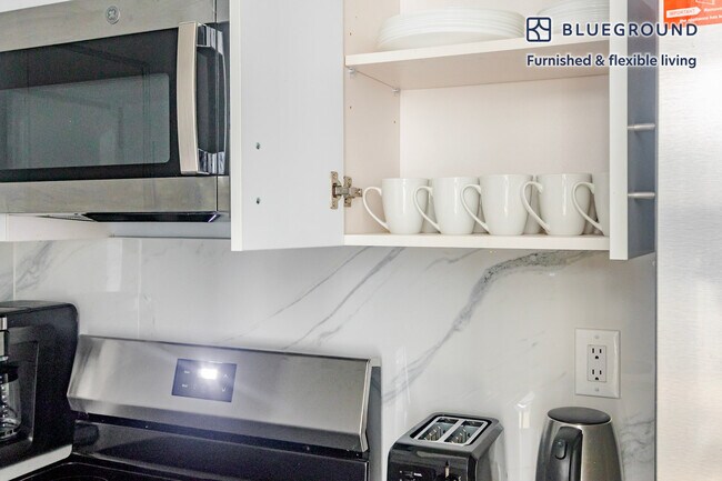 Building Photo - 161 W 54th St