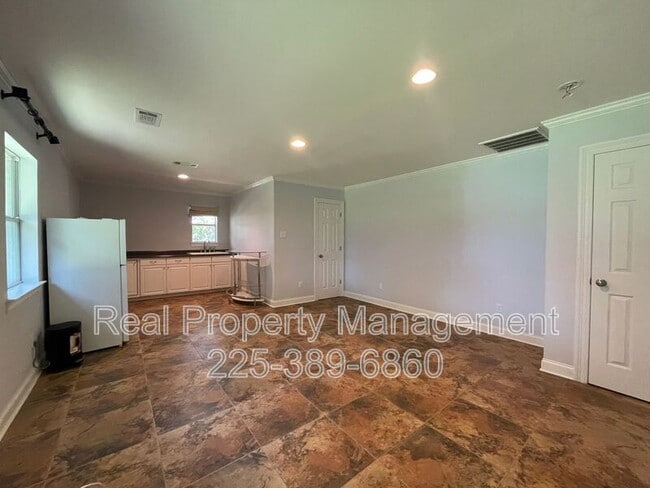 Building Photo - 5293 Chenango Dr