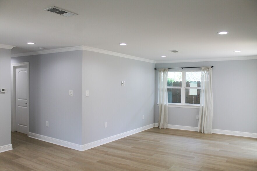 Building Photo - 2133 Generes Dr