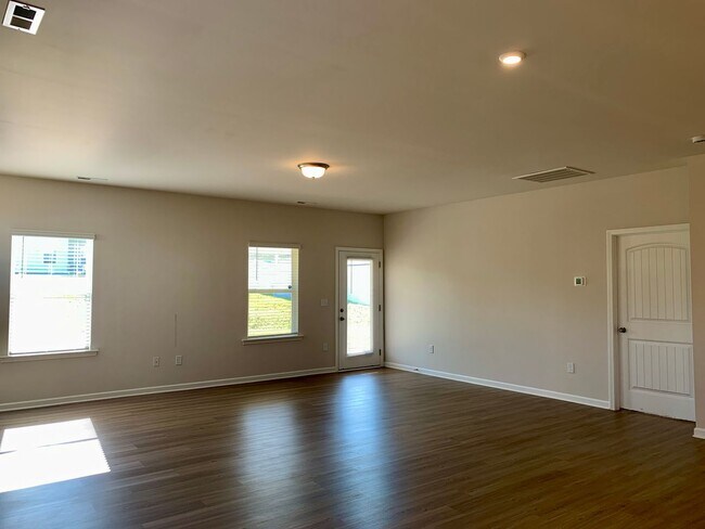 Building Photo - Beautiful Ranch Home in Sanford, Available...