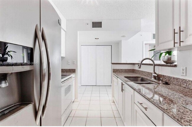 Building Photo - 1155 Brickell Bay Dr