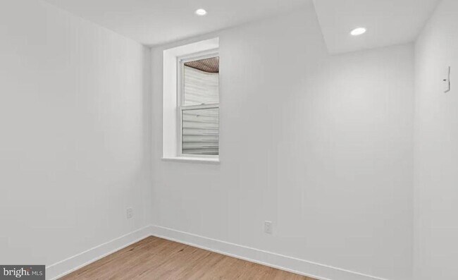 Building Photo - 1546 N Darien St