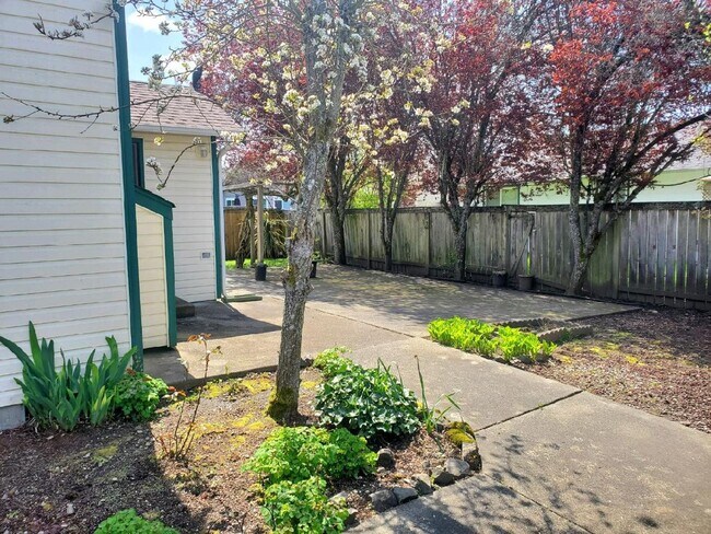 Building Photo - **PENDING APP**Beautiful 3 Bed 2.5 Bath in Lacey