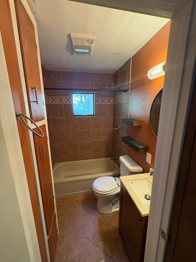 Building Photo - 3 bedroom 1 bathroom house for rent