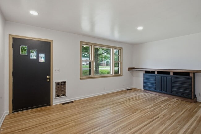 Building Photo - Donelson mid-mod ranch with full unfinished basement workshop, large yard, 3 BR 1 Bath, 20 minute...