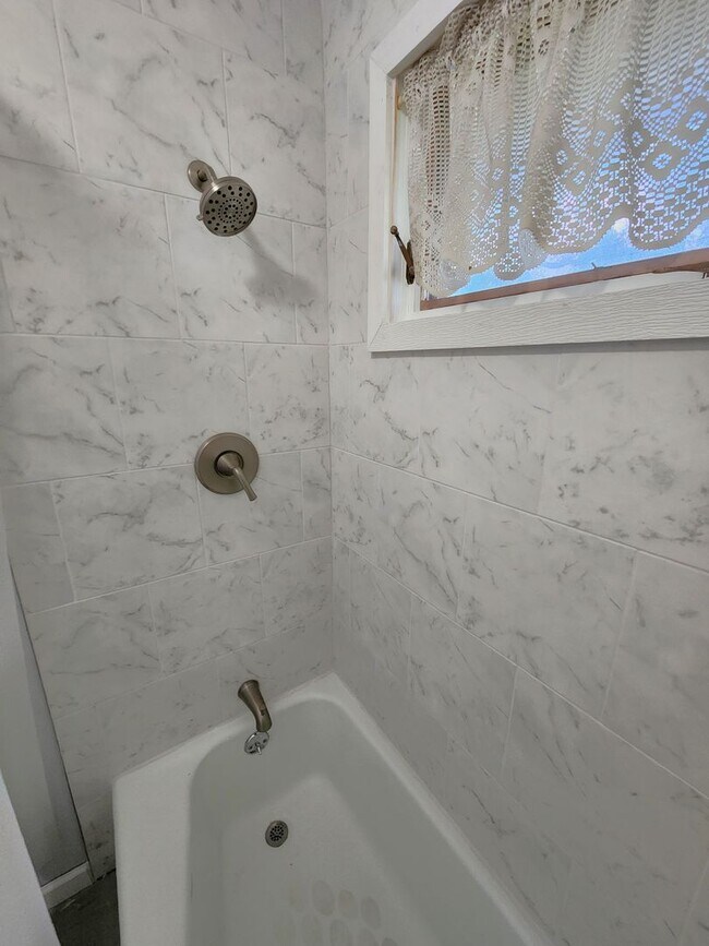 Building Photo - Nice 3BR, 1.5BTH half duplex near schools ...