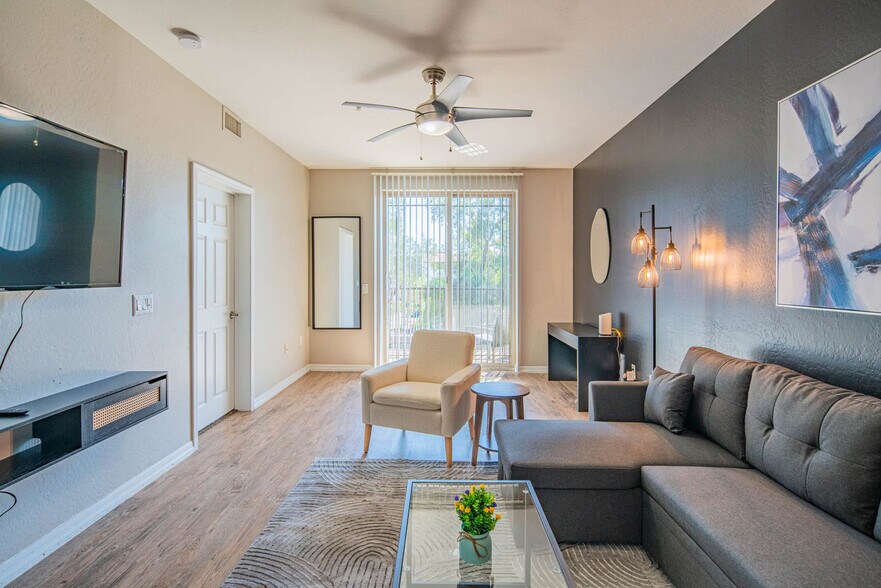 Primary Photo - 1275 E University Dr