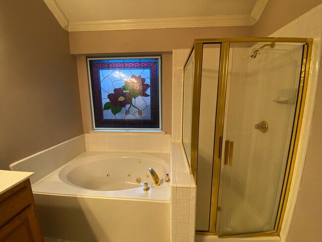 Building Photo - 4 Bedroom home for rent with vaulted ceili...