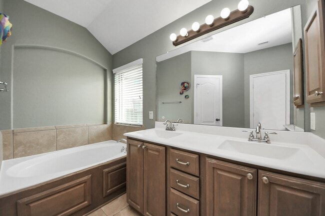 Building Photo - 2402 Village Lakes Dr