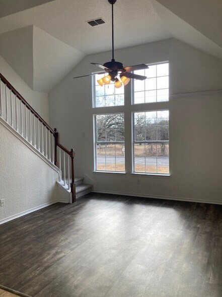 Building Photo - 618 E Theissen St