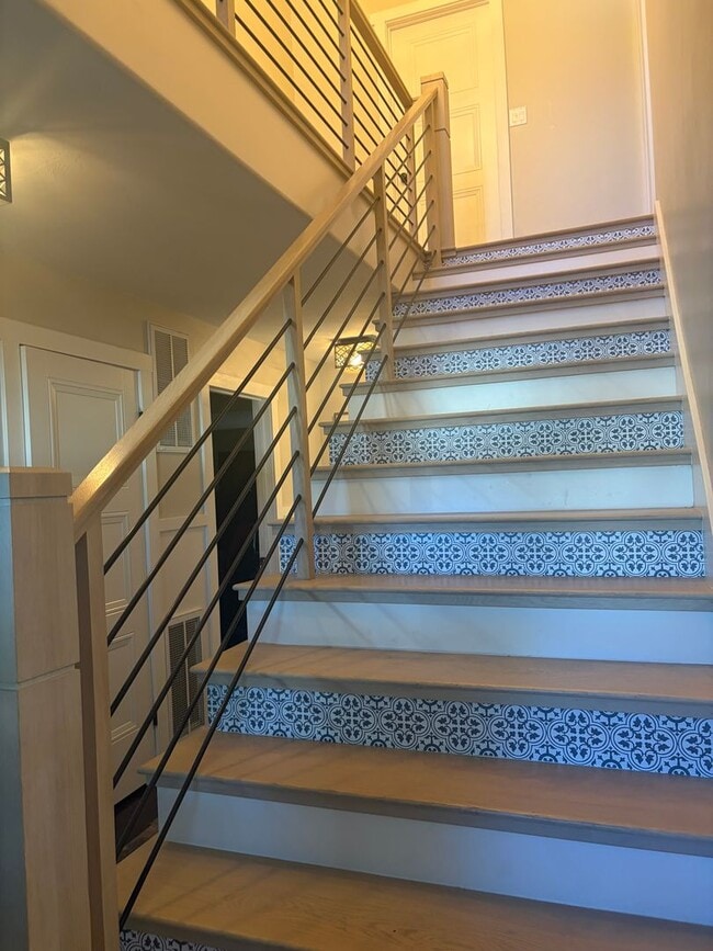 Building Photo - Gorgeous 4 Bedroom Home!!