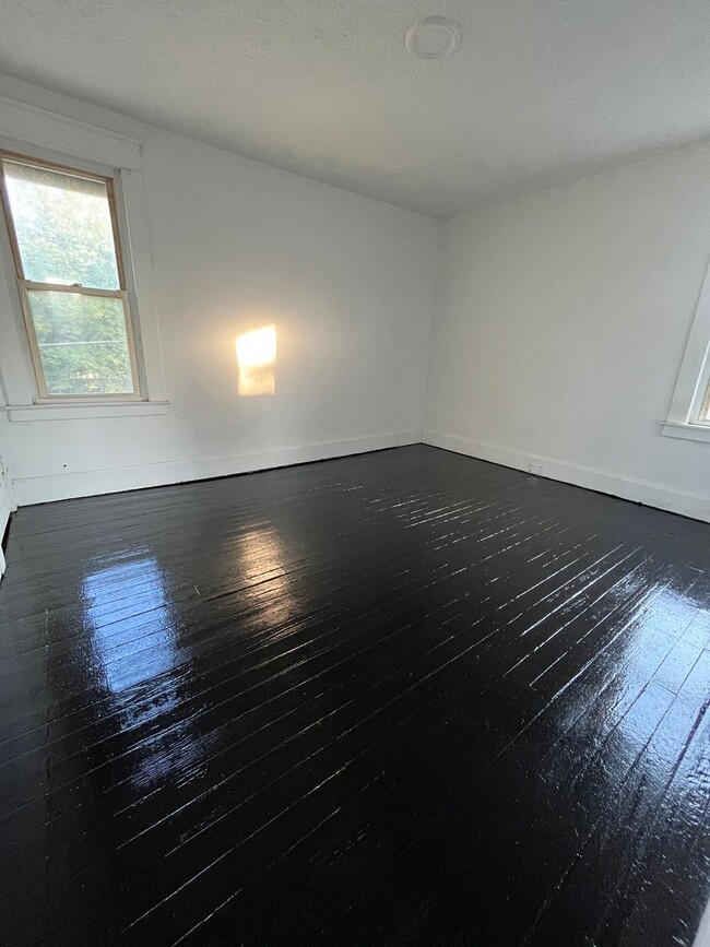 Building Photo - 3 Bedroom Single Family Home