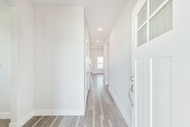 Building Photo - 13083 Clear View Dr