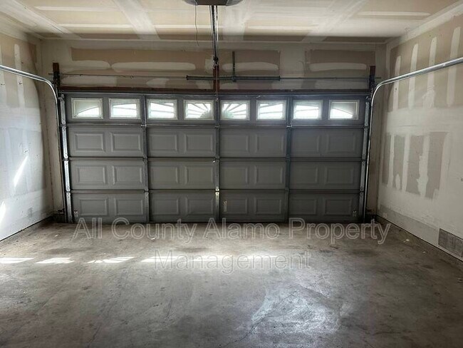 Building Photo - 312 Silver Wing