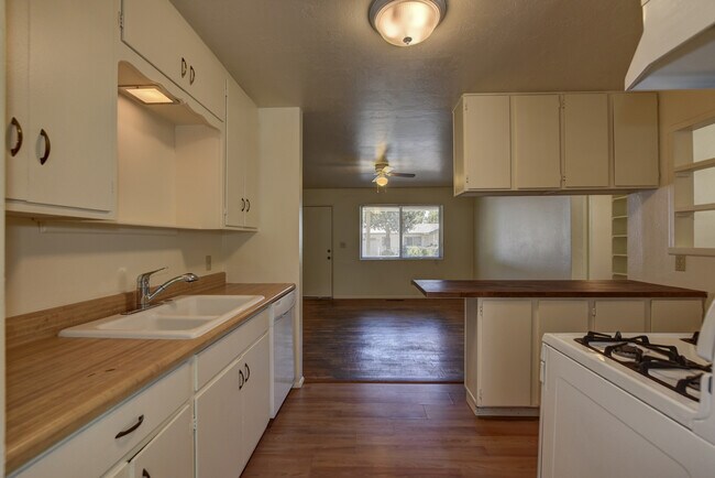 Building Photo - 806 Campbell St