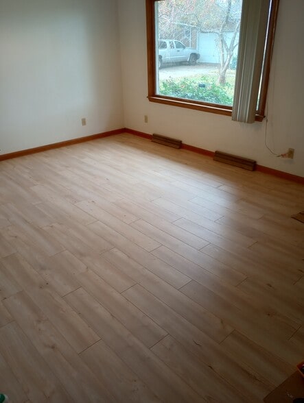 Living room - 1107 W Maple Ave S