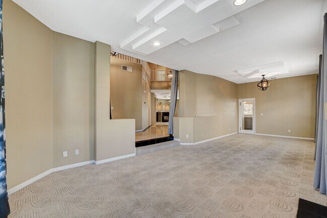 Building Photo - 5 BDR/ 4.5 BTH, Triple Master Home including pool & spa!