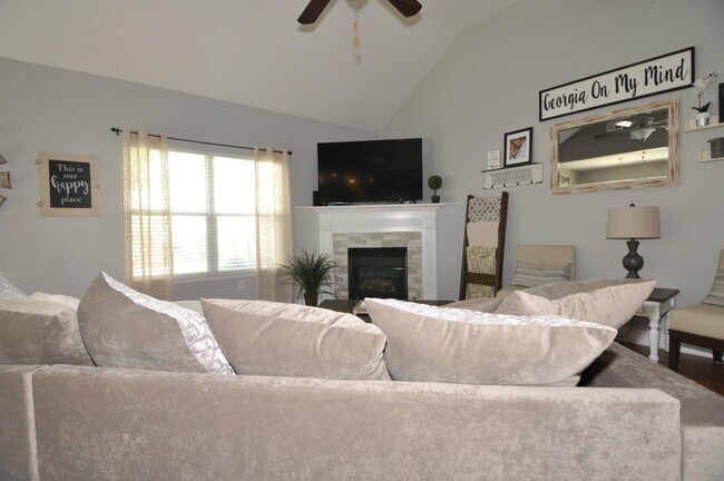 Building Photo - Coming Available!