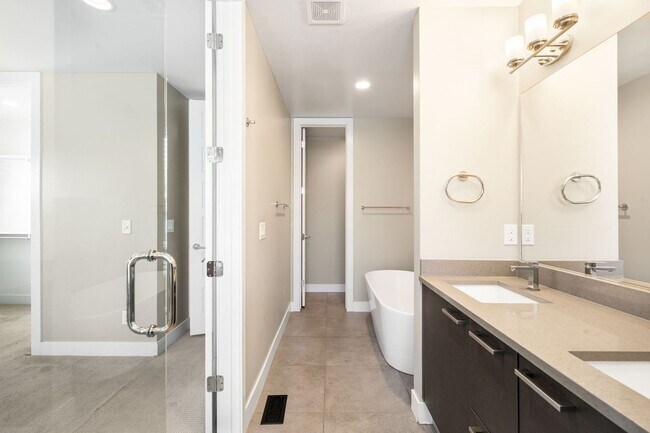Building Photo - 3BD, 4BA Sunnyside Home With Office and Rooftop Deck