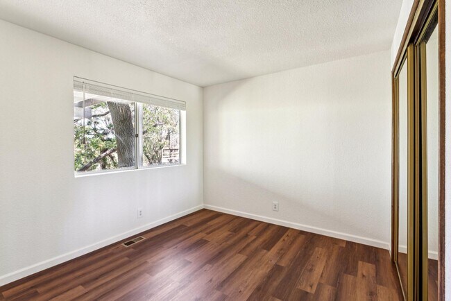 Building Photo - 1351 Montreal Dr