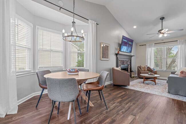 Building Photo - 13 Huntcliff Dr