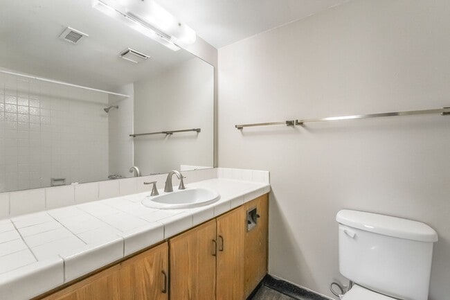 Building Photo - 2 Bedroom, 2 Bathroom Condo unit in a Gate...