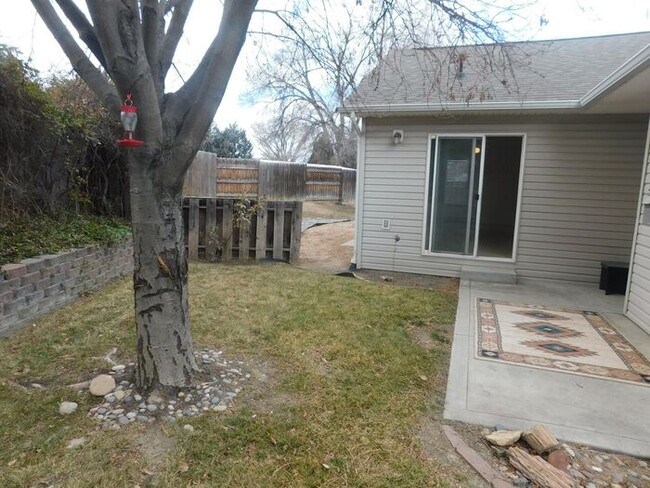Building Photo - 3 bedroom home with fenced yard and garage...