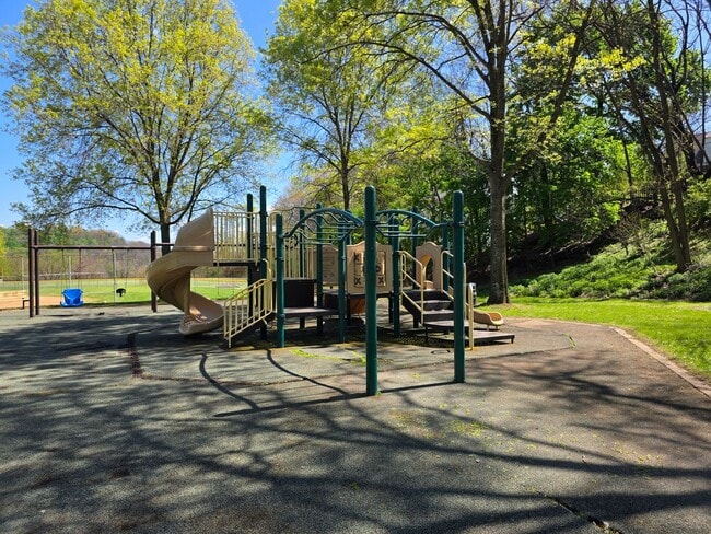 Building Photo - Spacious Town Home in Brighton Heights!