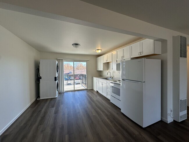 Building Photo - Adorable Top-Floor Unit