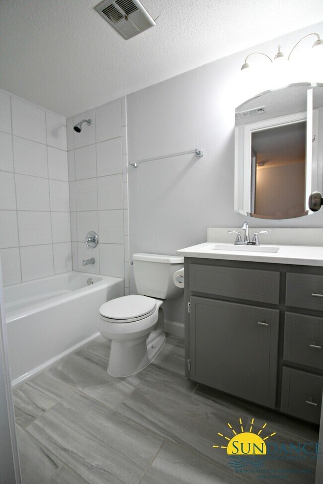 Building Photo - Lovely 2 Bedroom Waterfront Condo In Shalimar