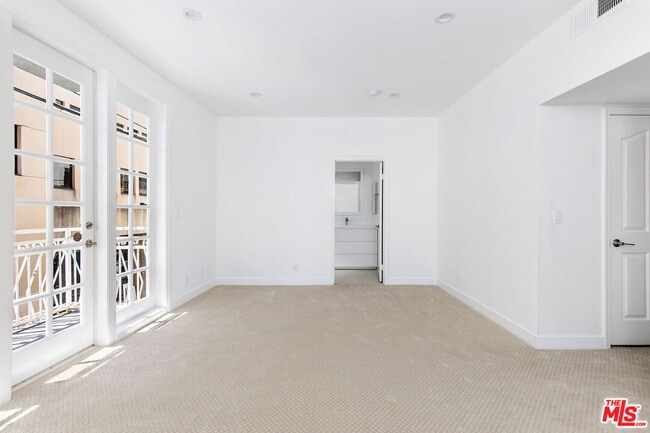 Building Photo - 9800 Vidor Dr