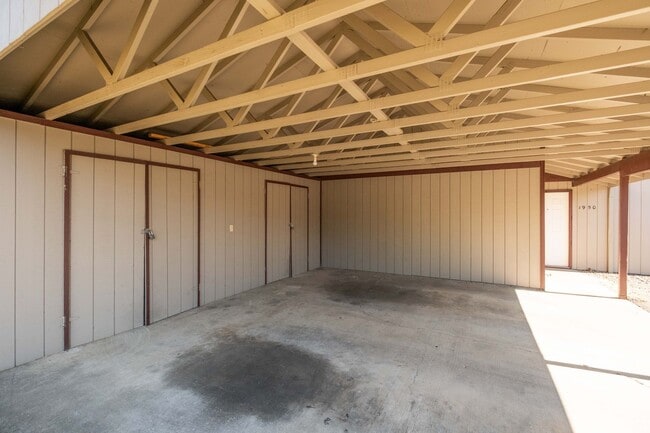 Building Photo - Beautiful 4 Bed, 2 Bath Townhouse with Lots of Closet Space and Laundry In Unit!