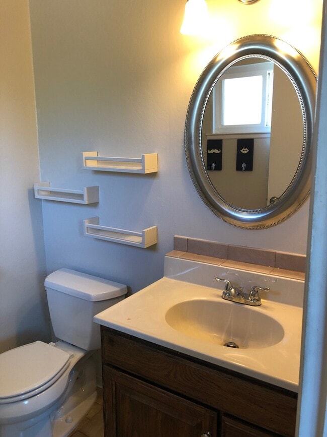 Building Photo - 3 bedroom 2 bath Available Now!