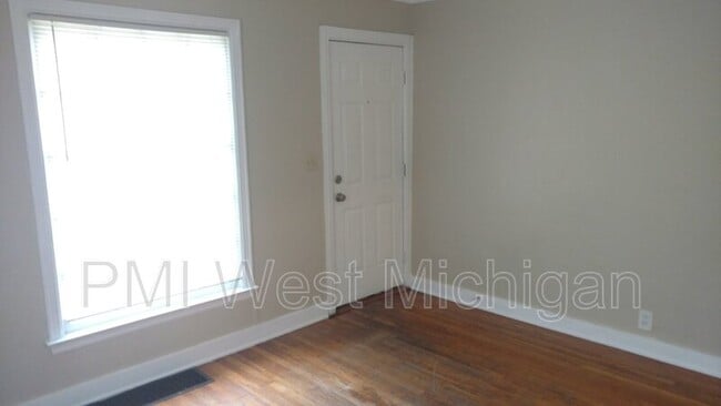 Building Photo - 1948 Silver Ave SE