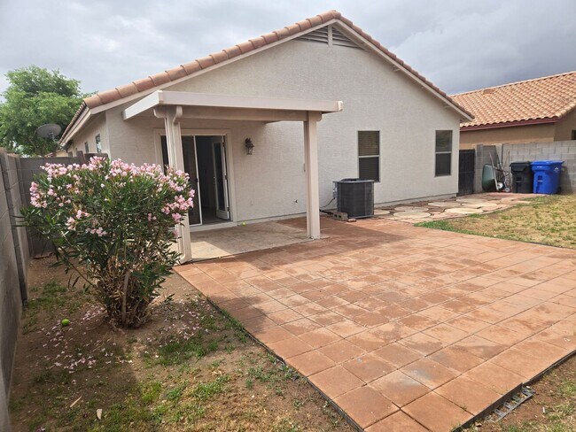 Building Photo - Spacious 3 bed, 2 bath with Den/office, lo...